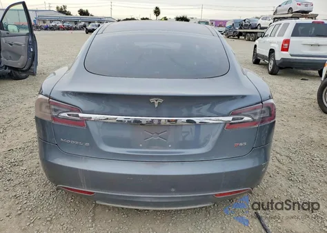 2013 Tesla Model S z USA, uszkodzony, nr VIN 5YJSA1DP6DFP07422